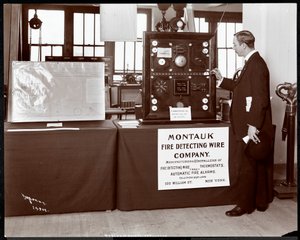 Exhibición de un sistema de detección de incendios por la Montauk Fire Detecting Wire Co. en el Museo de Aparatos de Seguridad del Instituto Americano de Servicio Social, Nueva York, 1908